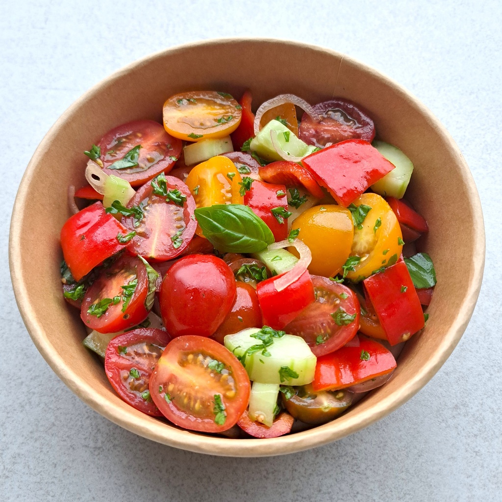 Tapa: salade van tomaatjes, komkommer en paprika