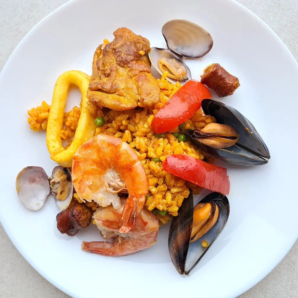 Hoofdgerecht: Paella mixta met kip en zeevruchten (laatste 2 stuks)
