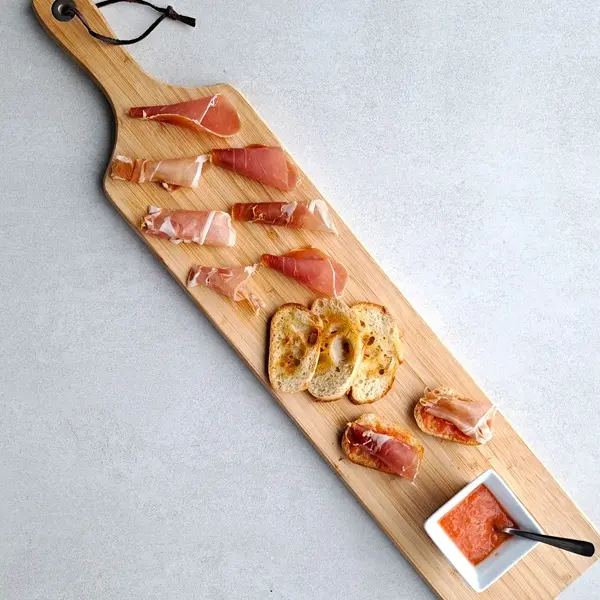 Tapa: Serranoham met tomatensalsa (10 stukjes)