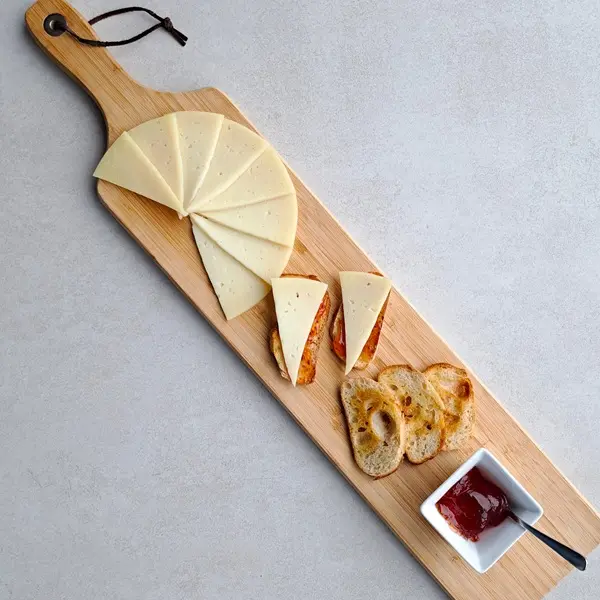 Tapa: Manchego kaas met kweepeergelei (10 stukjes)