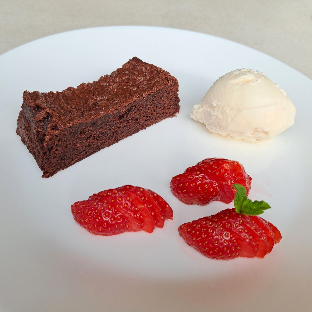 Dessert: Brownie van Tartes de Françoise met aardbeitjes.