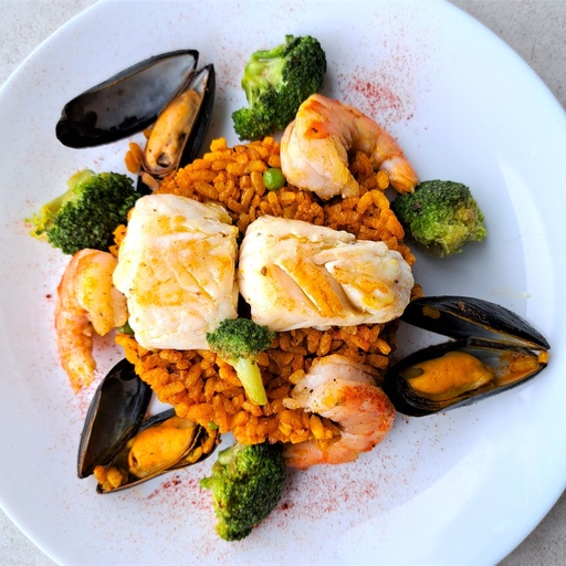 Hoofdgerecht: Paella de mariscos met zeevruchten, zeewolf en broccoli
