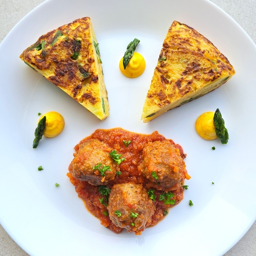 Voorgerecht: albóndigas en tortilla met groene asperges
