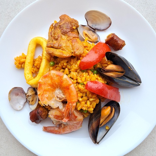 Hoofdgerecht: paella mixta met kip en zeevruchten