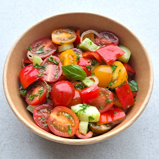 Tapa: salade van tomaatjes, komkommer en paprika